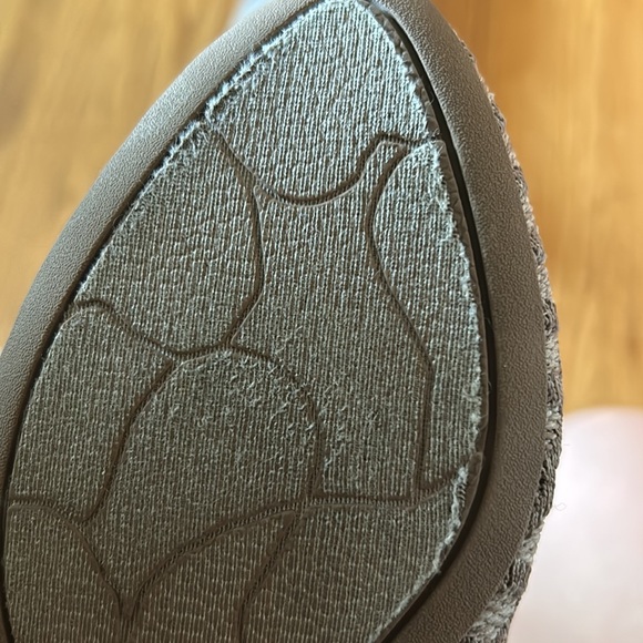 Sketchers Taupe Flats - Picture 5 of 8